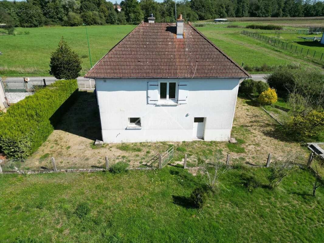 Maison à THIEL-SUR-ACOLIN