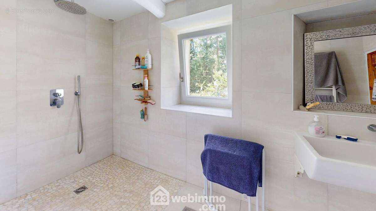 Salle d&#039;eau avec douche à l&#039;italienne - Maison à ROSNAY