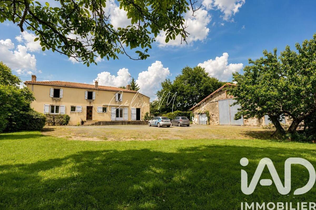 Photo 1 - Maison à LA CHAIZE-LE-VICOMTE