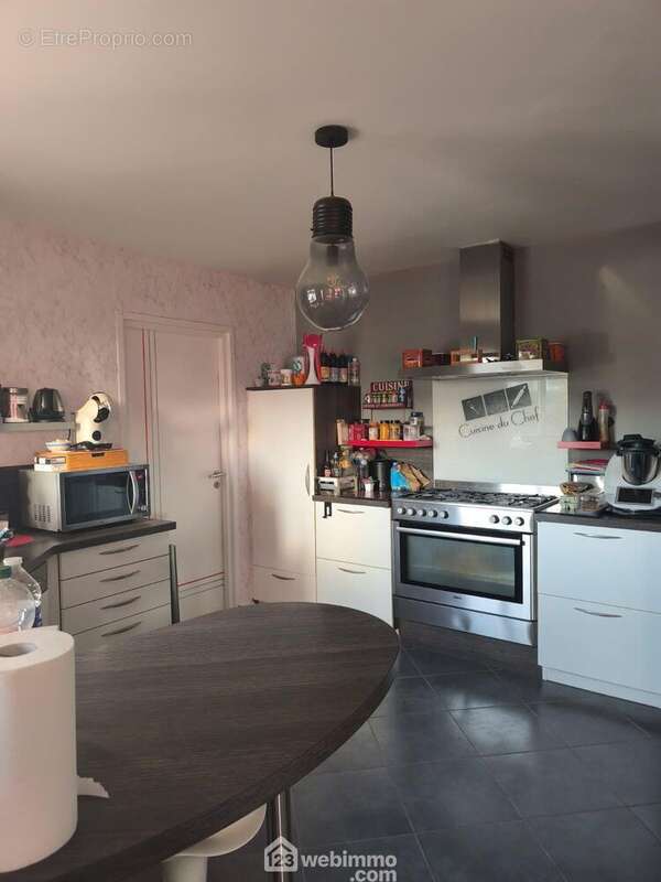 Cuisine ouverte et conviviale, intégrée à la pièce de vie pour un espace fluide et lumineux. Équipée et aménagée, communique avec le garage - Maison à LONGEVILLE-SUR-MER