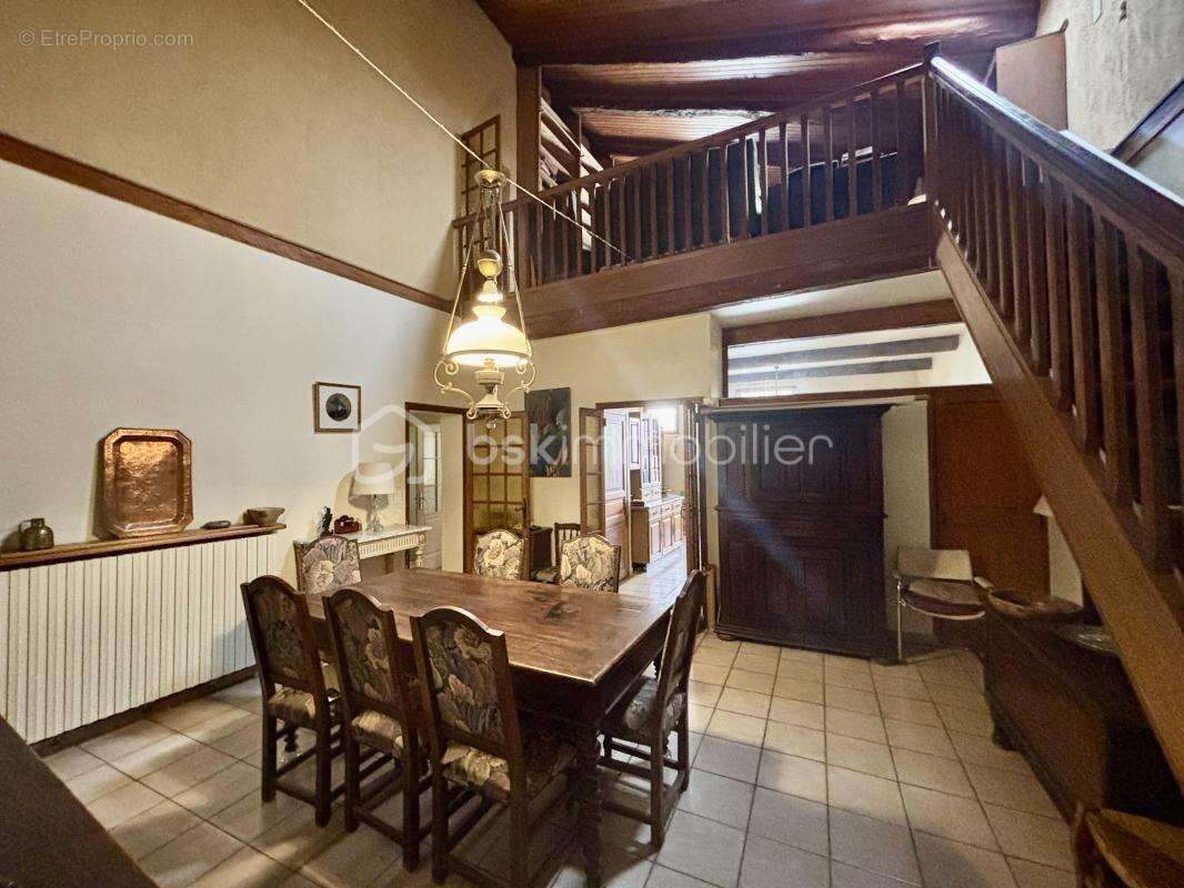 Maison de village de caractère – 210 m², fort potentiel, garage et dépendances - photo 2