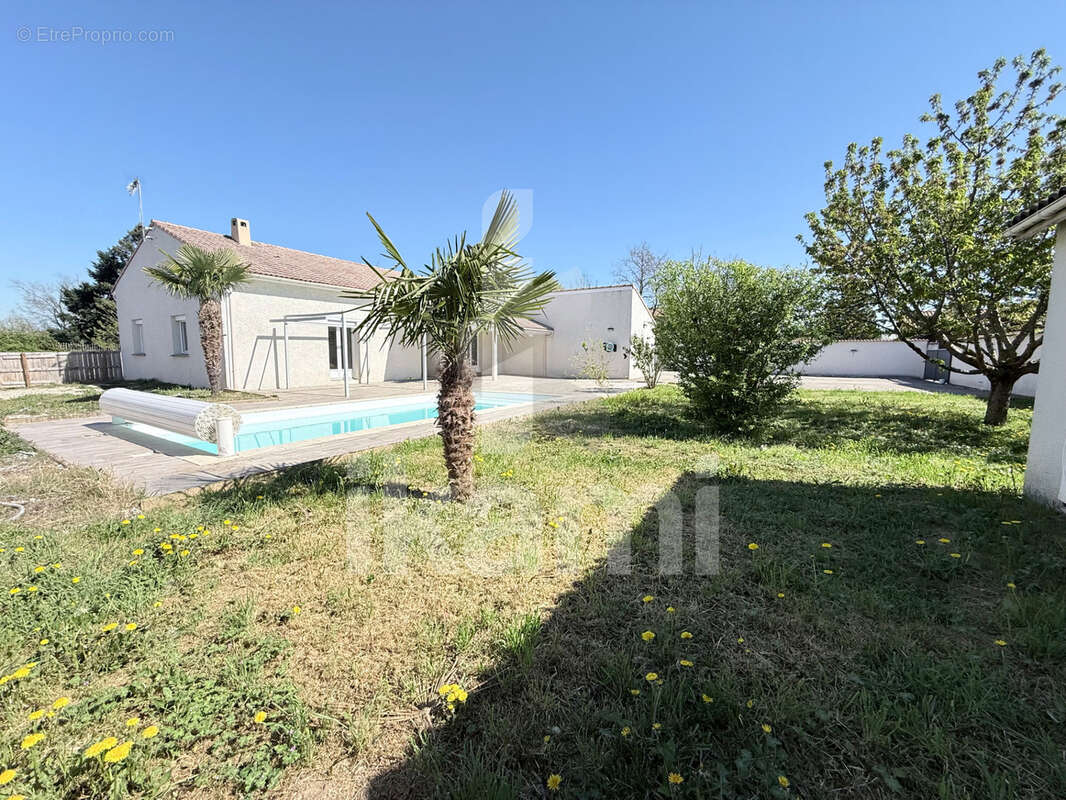 Maison à LAPEYROUSE-MORNAY