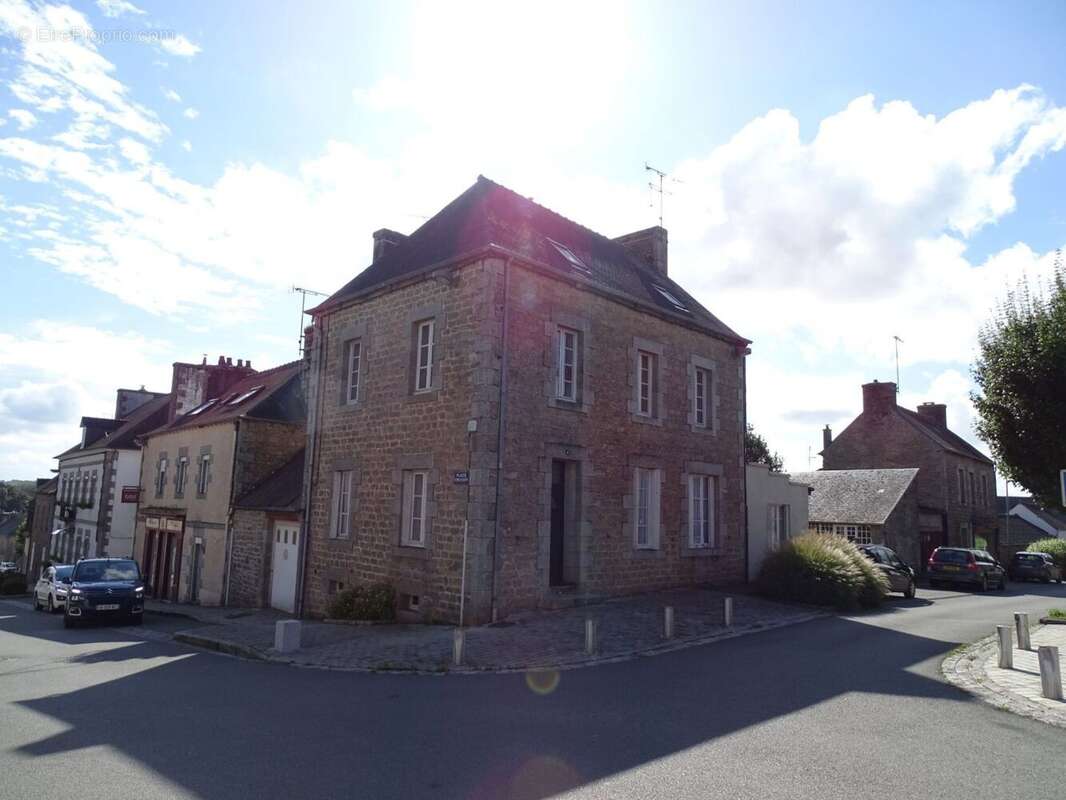 COTES D'ARMOR Saint Nicolas du Pélem, maison mitoyenne de 7 chambres au centre du village - photo 2