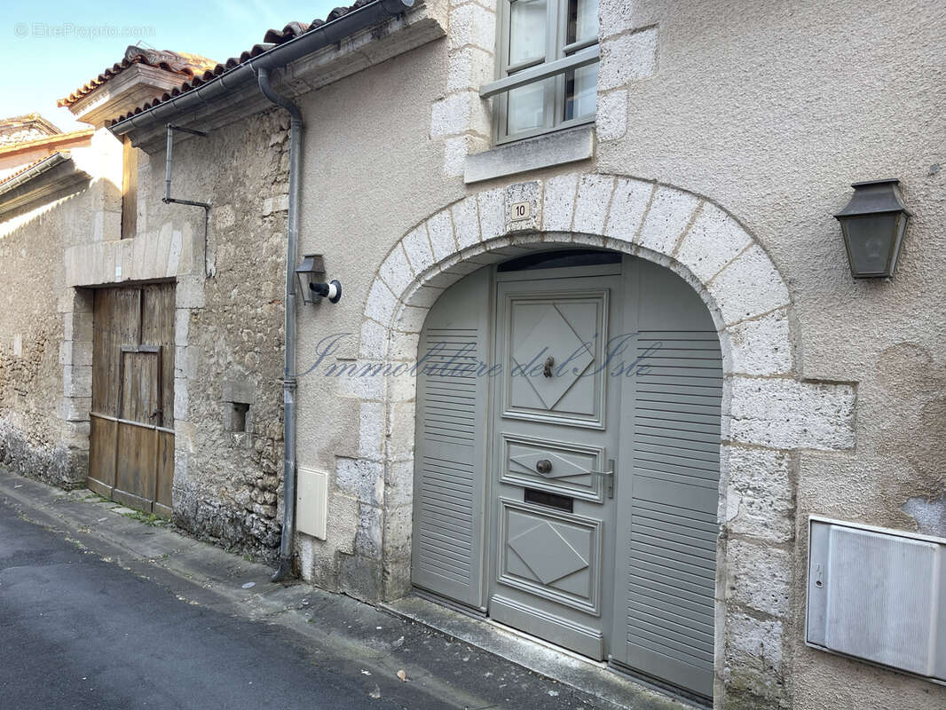 Maison à CHAMPAGNAC-DE-BELAIR
