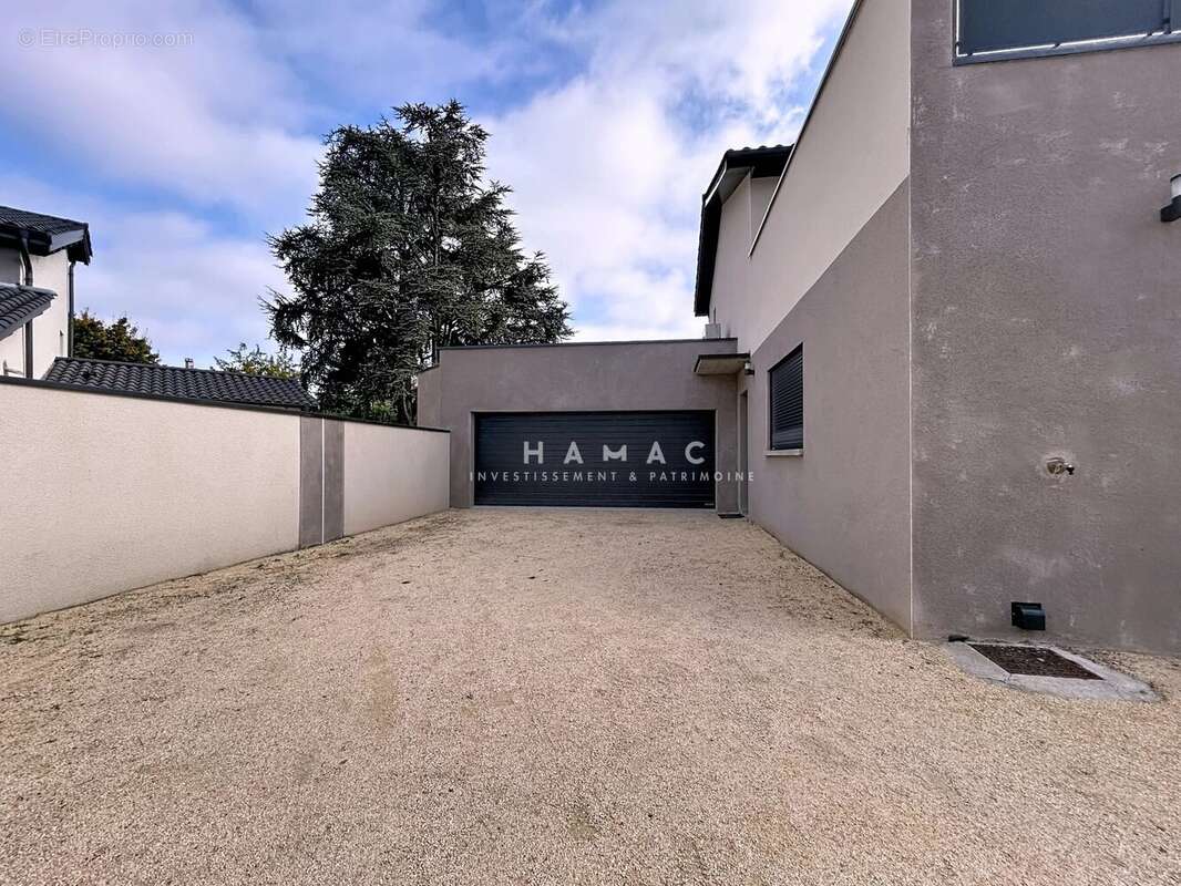 Maison à TASSIN-LA-DEMI-LUNE