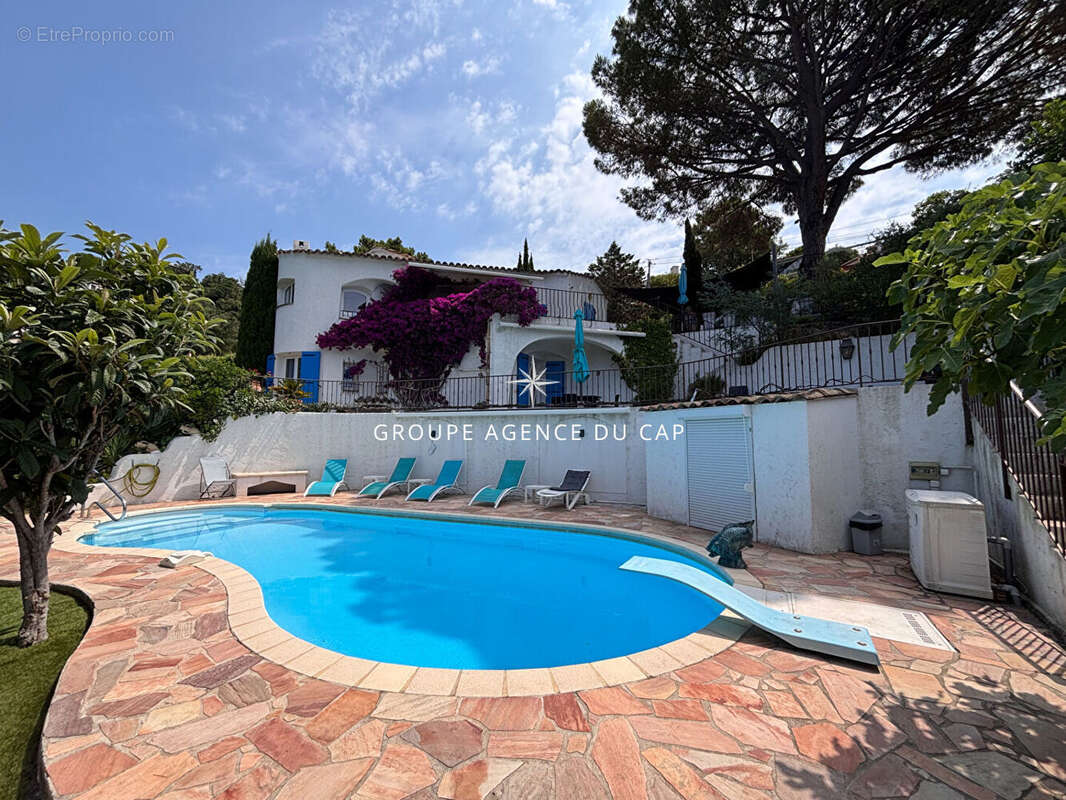A vendre villa 6 chambres avec studio et 3 pieces independants vue mer exposition sud-ouest piscine garage parikings les issambr - photo 6