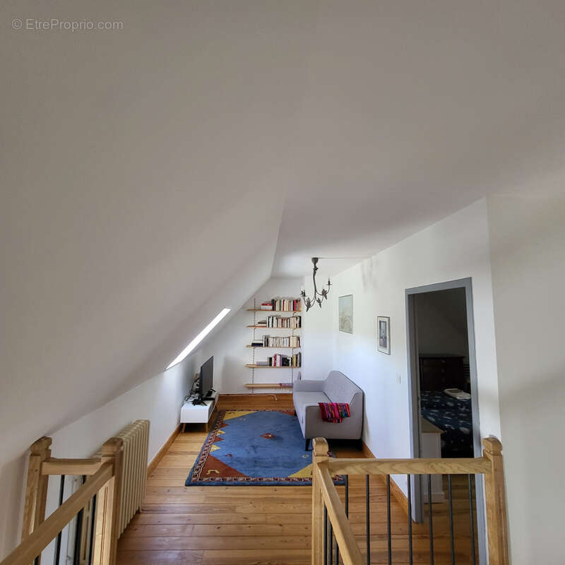 Maison en pierres mitoyenne d'un côté. - photo 13