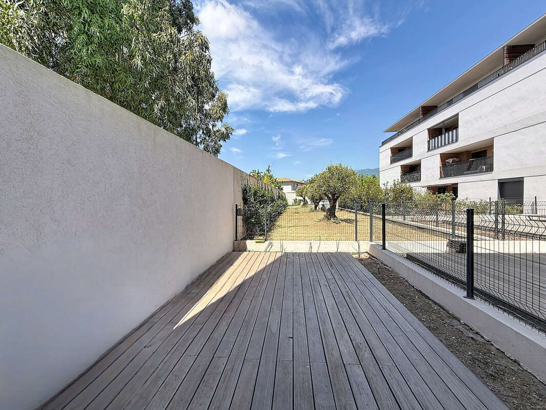 Studio neuf avec jardin privatif et parking en sous-sol   Porto-Vecchio centre - photo 4