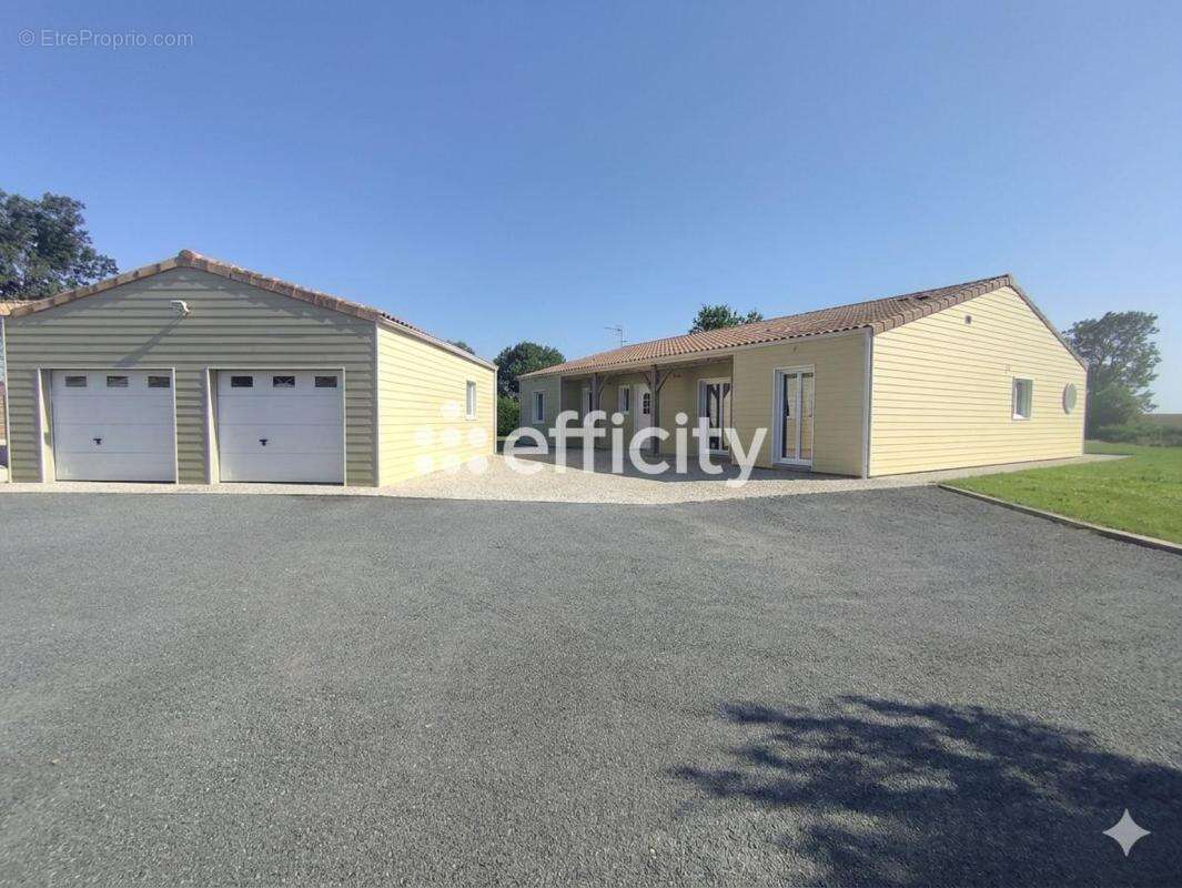 Maison 160 m² à Saint-Georges-Des-Coteaux  - photo 17