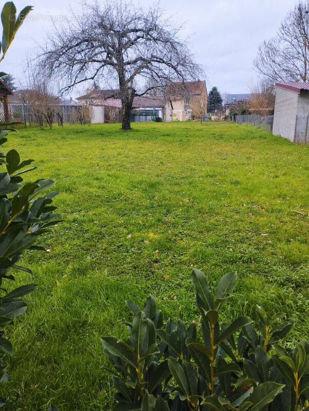 Terrain à YZEURES-SUR-CREUSE