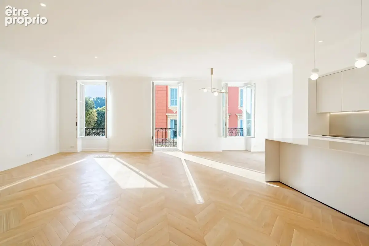 Nice - Le Port - Exceptionnel appartement 4 pièces rénové – Balcon avec vue Port - photo 2