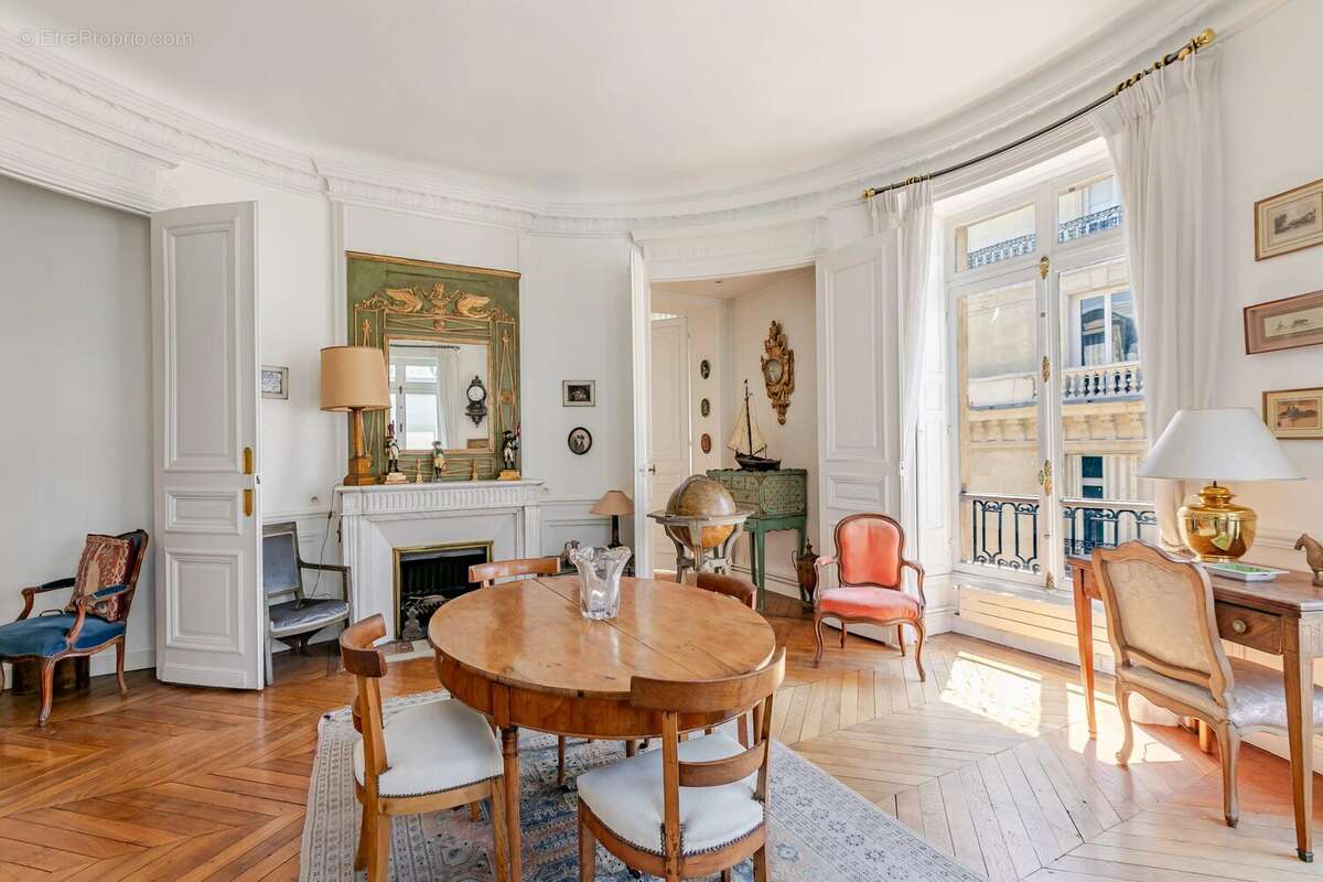 Monceau.  Appartement  lumineux de 4 pièces de 117m² en étage élevé. - photo 2