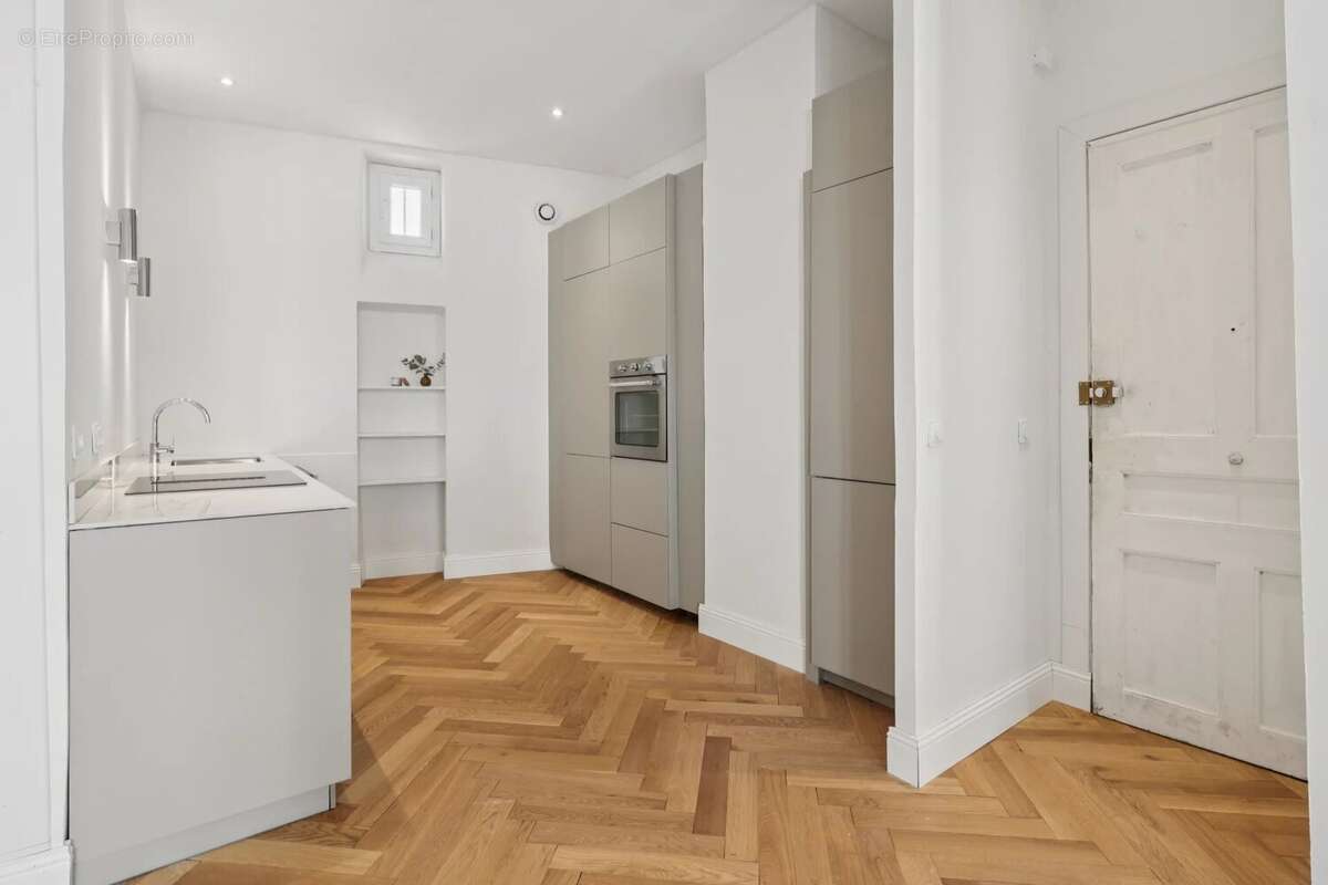 Nice Centre – Élégant appartement bourgeois rénové de 2 à 3 chambres - photo 14
