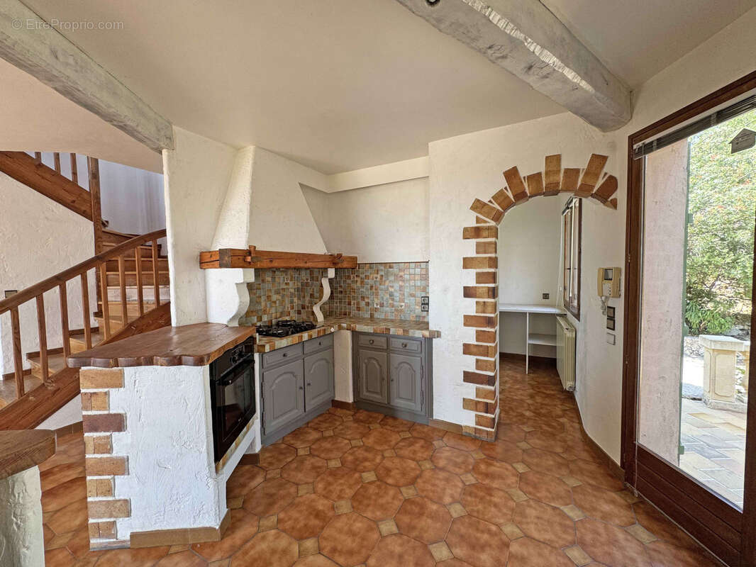 EXCLUSIVITE Gattières - Villa divisée en 3 appartements avec piscine et vue mer - photo 7