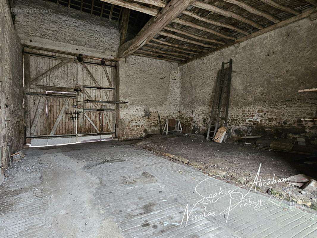 Maison de ville avec dépendances et fort potentiel en centre-ville de Toury - photo 12
