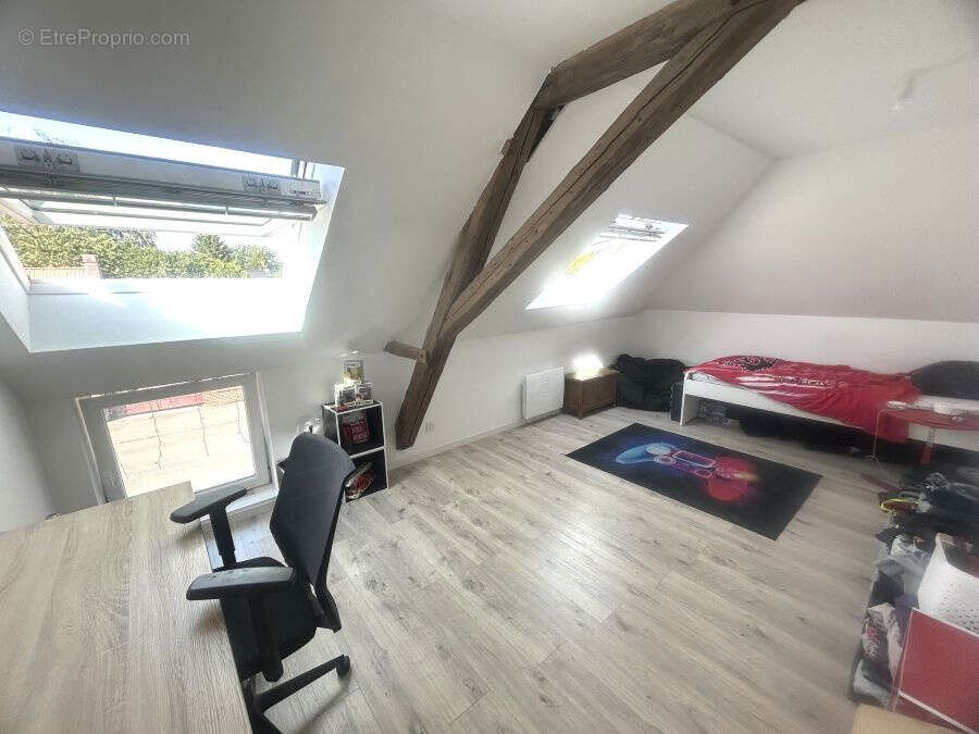 Maison de campagne bénéficiant de beaux volumes bâtie sur 1839m2 avec sa grange attenante à aménager !! - photo 15