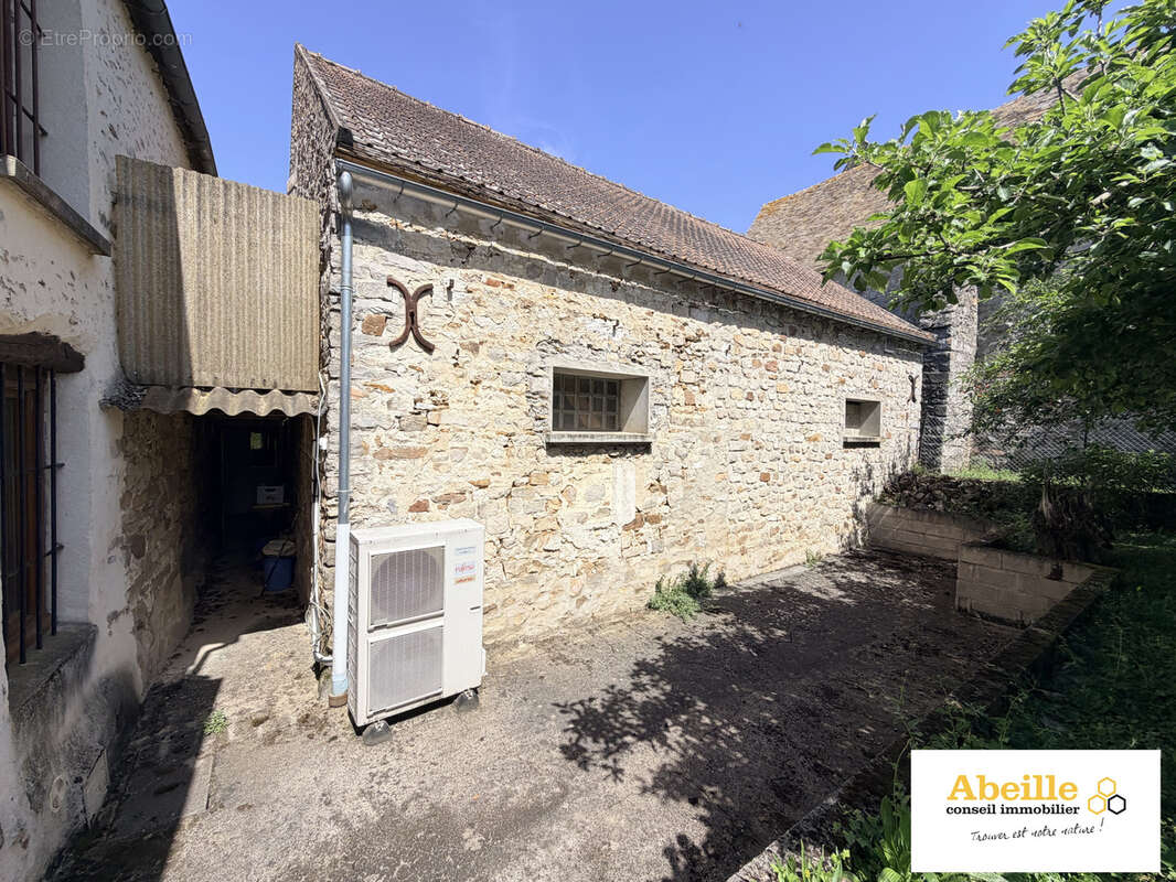Ensemble immobilier de 169 m2, et 3 places de parking - photo 8