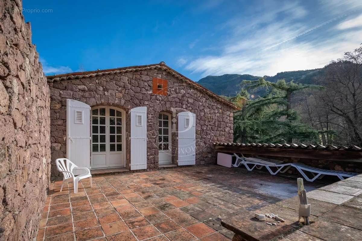 Maison à PUGET-THENIERS