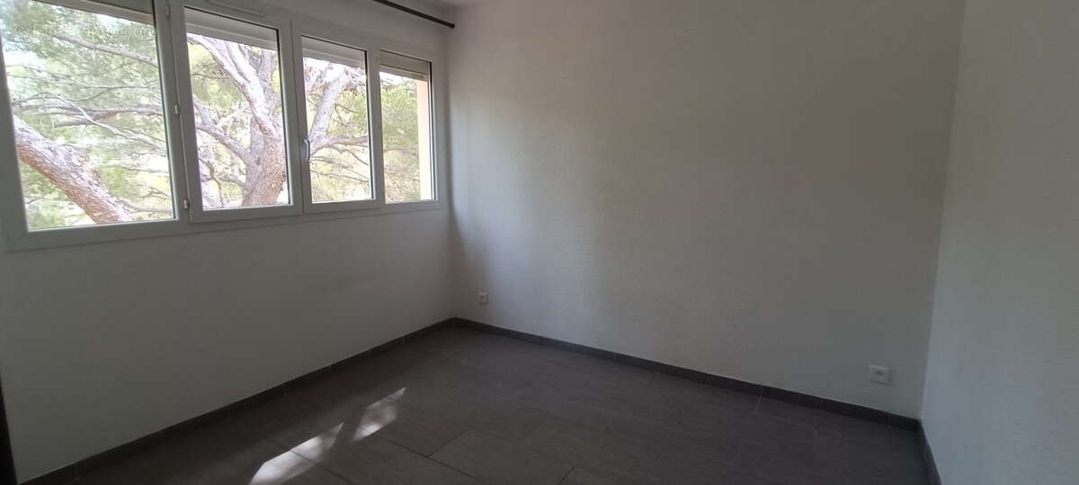 ** Proche Village et Port ** APPARTEMENT 2 Pièces 32,43m² ** Dernier étage ** Prestations Actuelles ** (83430) SAINT MANDRIER SU - photo 10