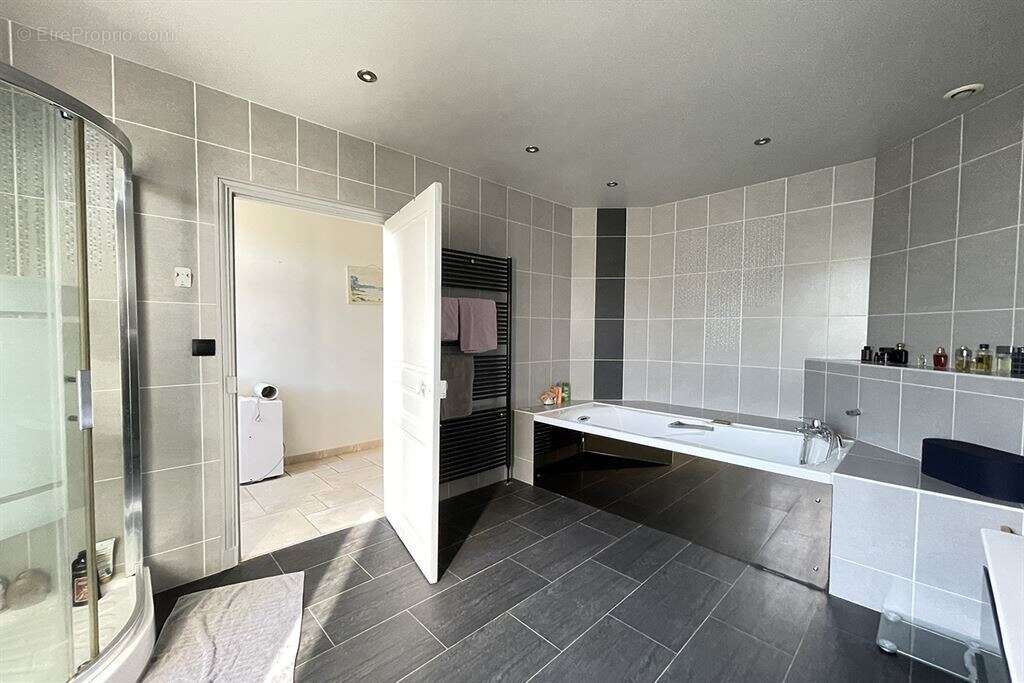 Maison à CLOS-FONTAINE