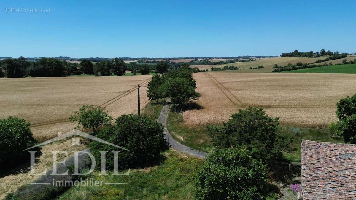 Corps de ferme en pierre avec vue panoramique sur la campagne gersoise et les Pyrénées - photo 8