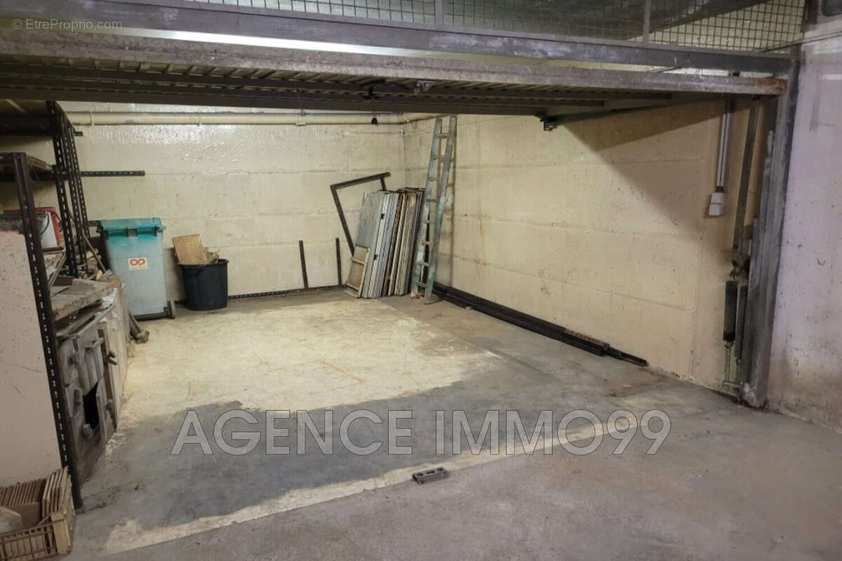 Parking à VALLAURIS