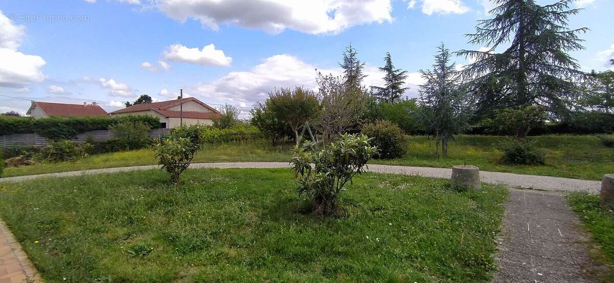 Maison à VIC-FEZENSAC