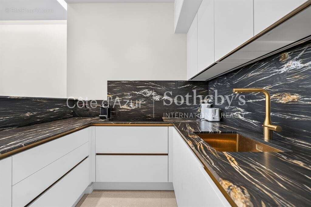 Appartement rénové de 83 m² avec deux suites face au Palais des Festivals à Cannes - photo 4