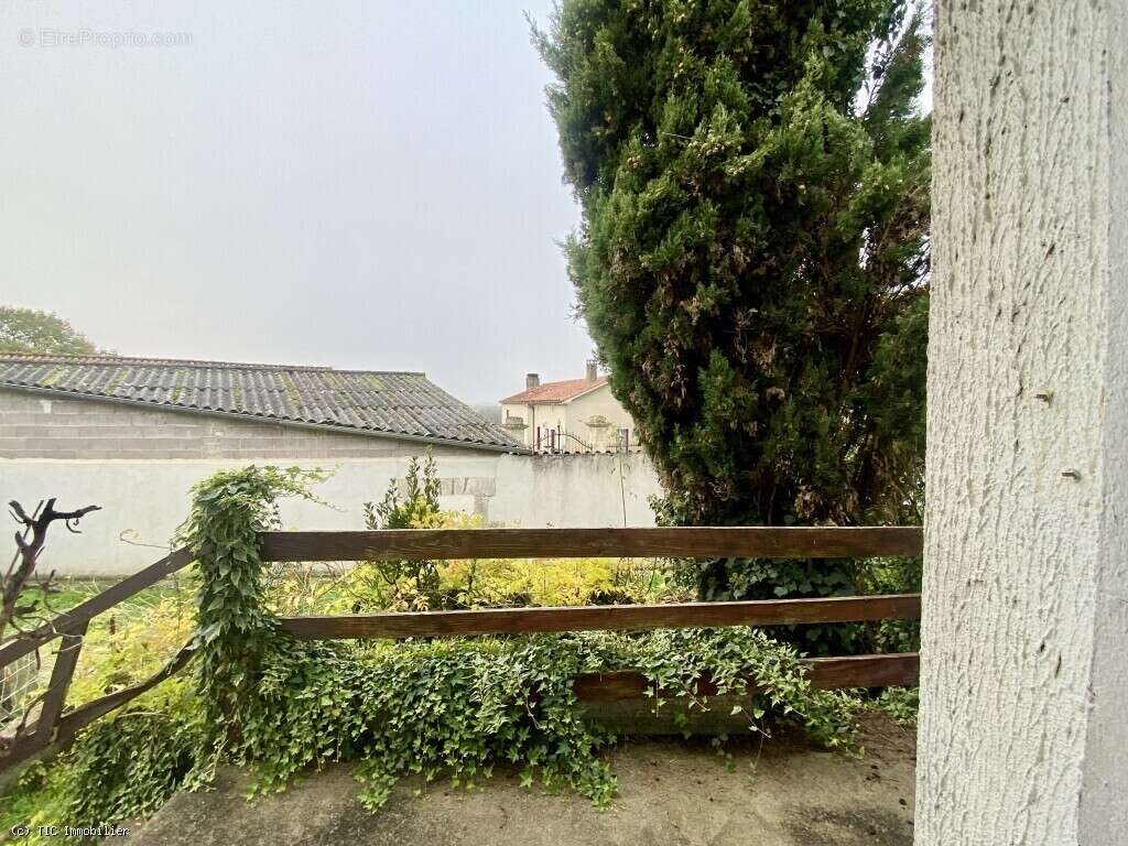 Prix Négociable : Maison Plain Pied à Rénover centre Aunac - photo 10