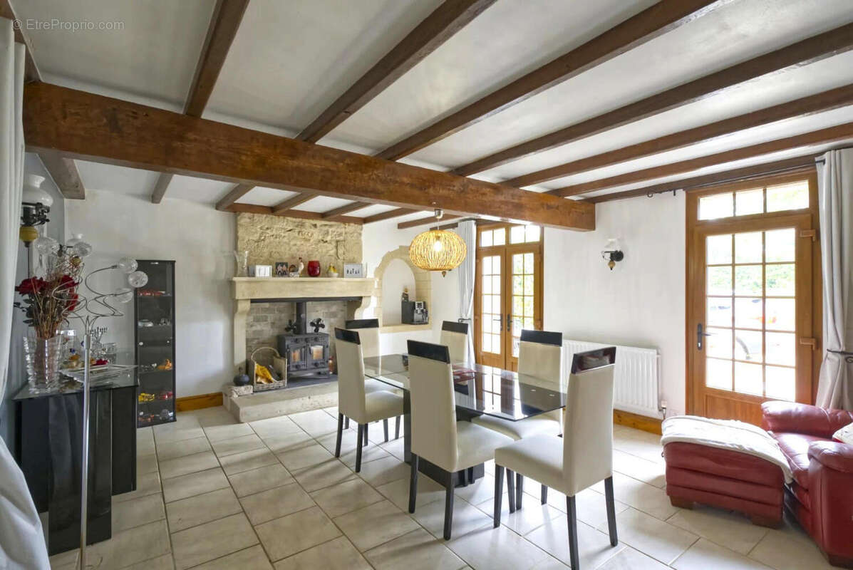 SALLE A MANGER - Maison à LORIGNE