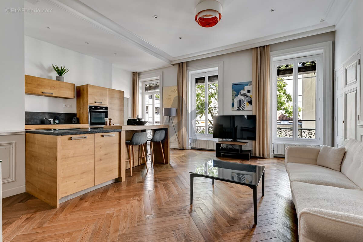 TÊTE D'OR / MASSÉNA  Appartement avec 3 chambres et un balcon en étage - photo 4