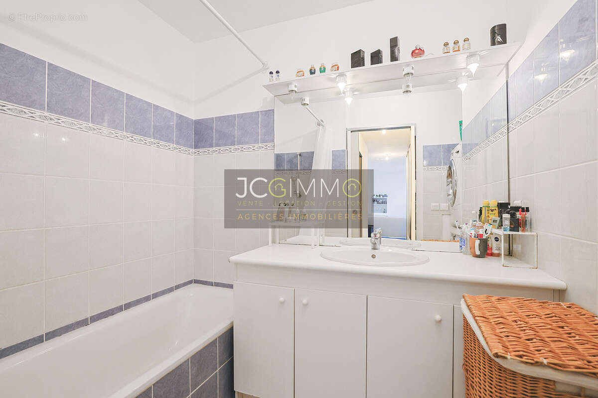 Appartement T3 rénové de 57m2 - Garage en sous-sol - Hyères - photo 9