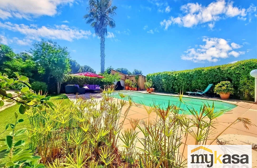 Maison à SAINT-MITRE-LES-REMPARTS