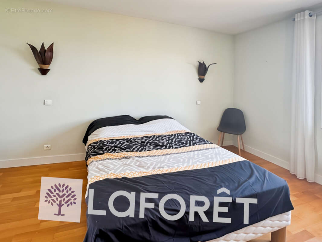 À vendre, maison contemporaine 4 pièce(s) 157 m2 avec un double-garage et piscine située entre GEMOZAC (17260) et SAINTES (17100 - photo 12