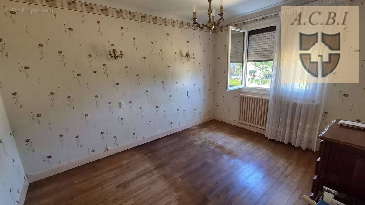 Pavillon sur sous-sol total   95 m2 habitables   Quartier calme de Vendôme - photo 9