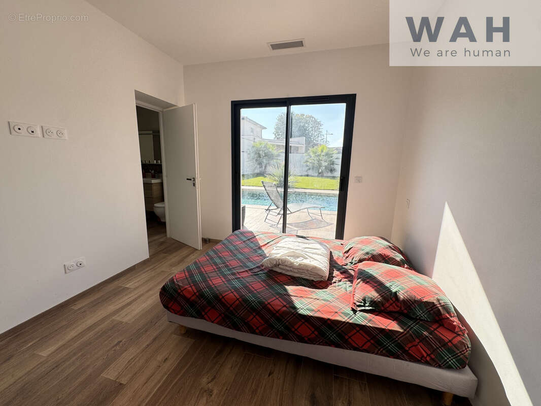 Villa contemporaine récente avec piscine, 5 chambres et jardin paysagé. - photo 15