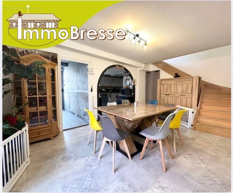 Séjour de 18.7 m² - Maison à BAGE-LE-CHATEL