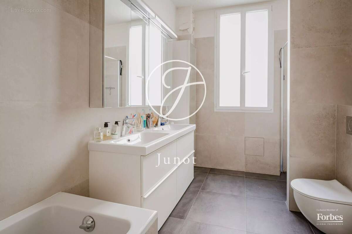 Appartement à PARIS-16E