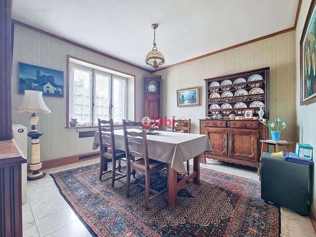 Maison à CHATEAUNEUF-DU-FAOU