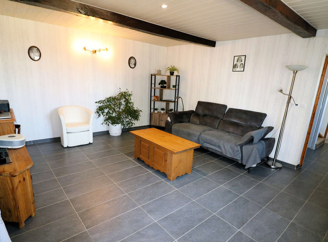 Très Belle Maison de Village entièrement rénovée sur terrain arboré, grandes dépendances, 2297m2 de terrain - photo 7