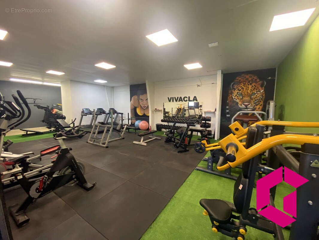 Commerce à CRAPONNE-SUR-ARZON