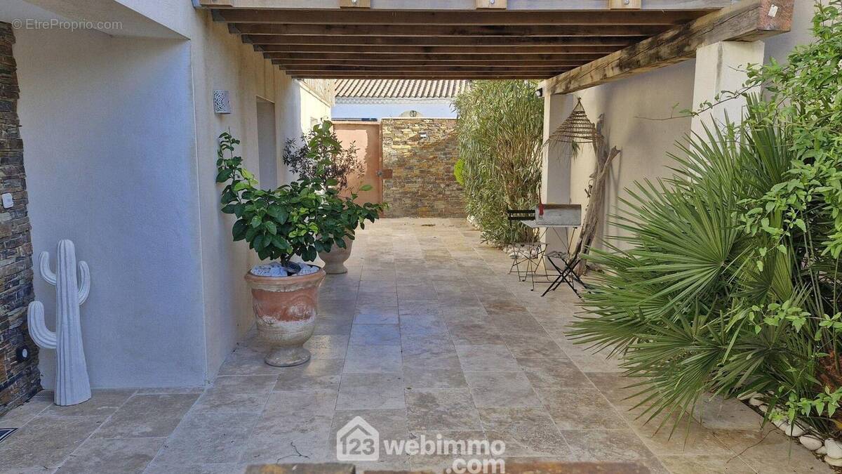 Cour carrelé en travertin de l&#039;Apt. RdC côté OUEST - Maison à SAINTES-MARIES-DE-LA-MER