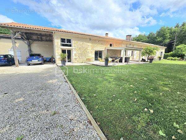 Magnifique longere renovee de 379 m2 avec 4 chambres et piscine sur 1.8 hectare !!! - photo 4