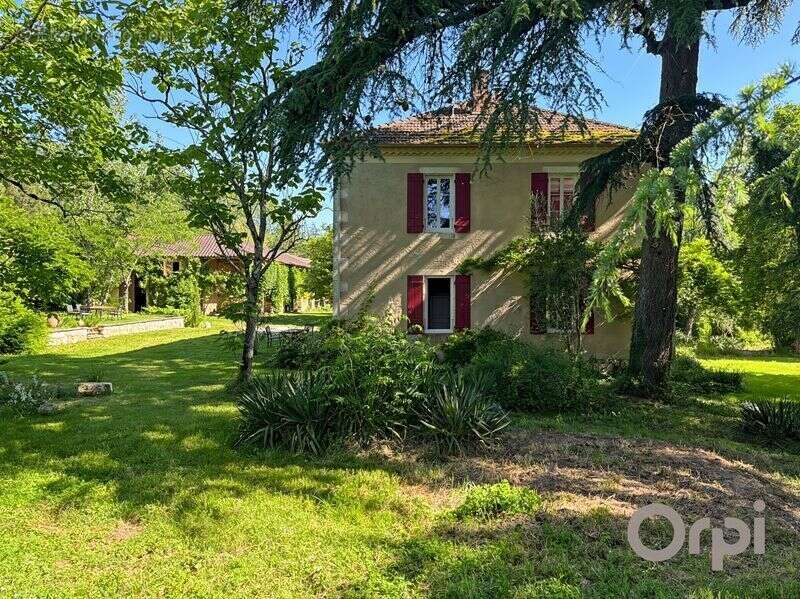 Sur une parcelle de plus de 11 hectares, maison de caractère avec ses dépendances - photo 2
