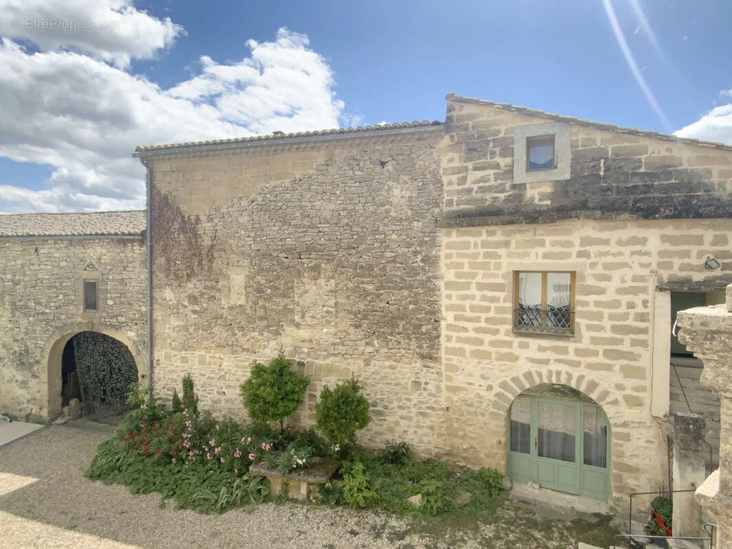 Mas de village du XIXo siècle avec cour , piscine dans un village avec commerces. - photo 8