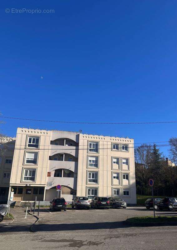 Appartement à LE PUY-SAINTE-REPARADE