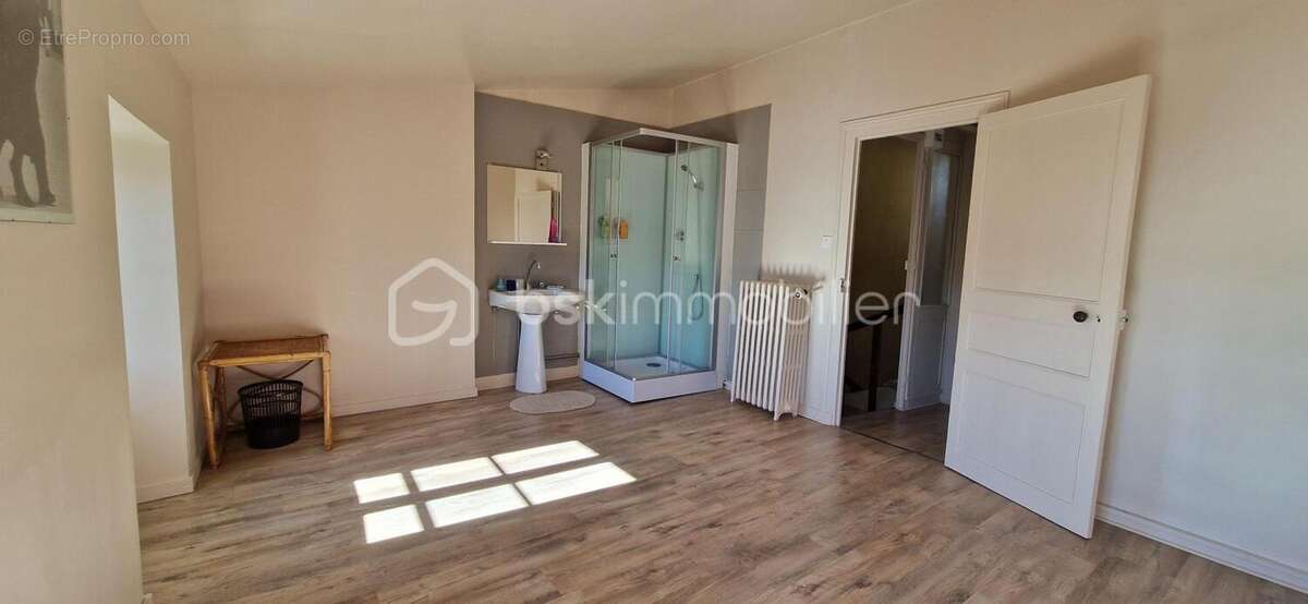 Maison chaleureuse de 211 m² avec ancien atelier de 180 m² au cœur de Couhé - photo 12