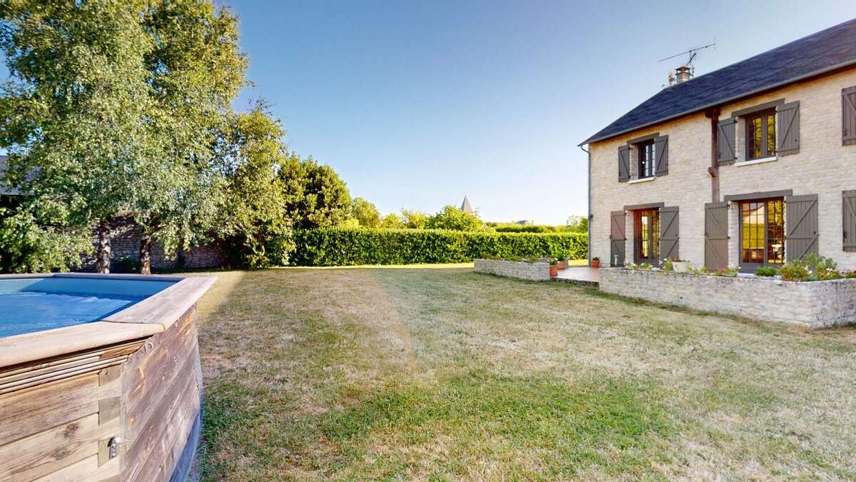 Maison à COURCELLES