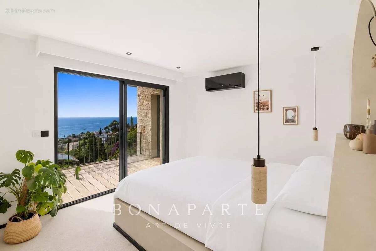 Aux portes de SUPER CANNES, élégante villa entiérement rénové - vue mer panoramique - position dominante - photo 8