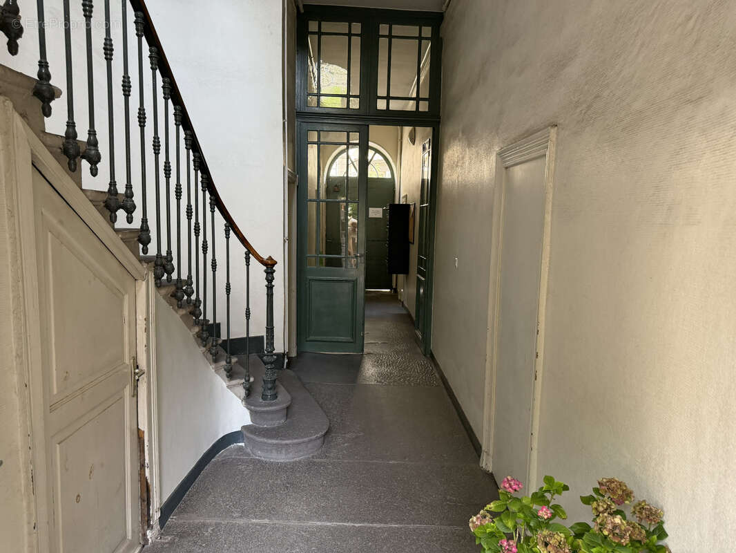 Clermont Hyper centre rue Blatin T2 de 57 m2 refait neuf, magnifique 1 chambre 184900€ FAI - photo 3